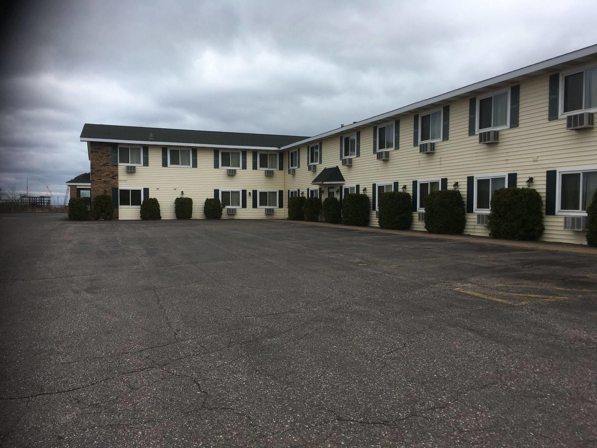 Value Host Motor Inn Marquette Exterior photo